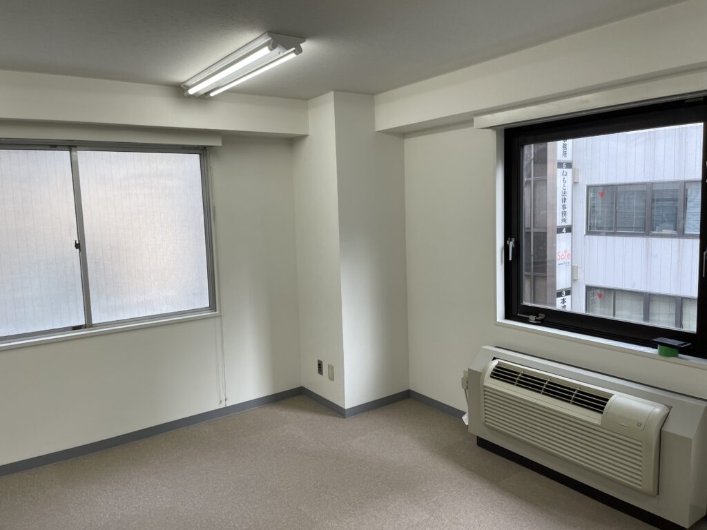 港区のオフィスビル原状回復施工後。タイルカーペットを新調し、残置物撤去と鍵交換を完了したオフィスフロアの様子。