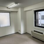 港区のオフィスビル原状回復施工後。タイルカーペットを新調し、残置物撤去と鍵交換を完了したオフィスフロアの様子。