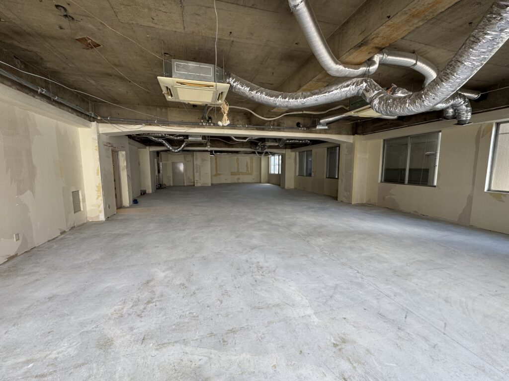 横浜市のオフィスビル。70坪のワンフロアを内装解体し、スケルトン状態へ仕上げた施工後の様子。