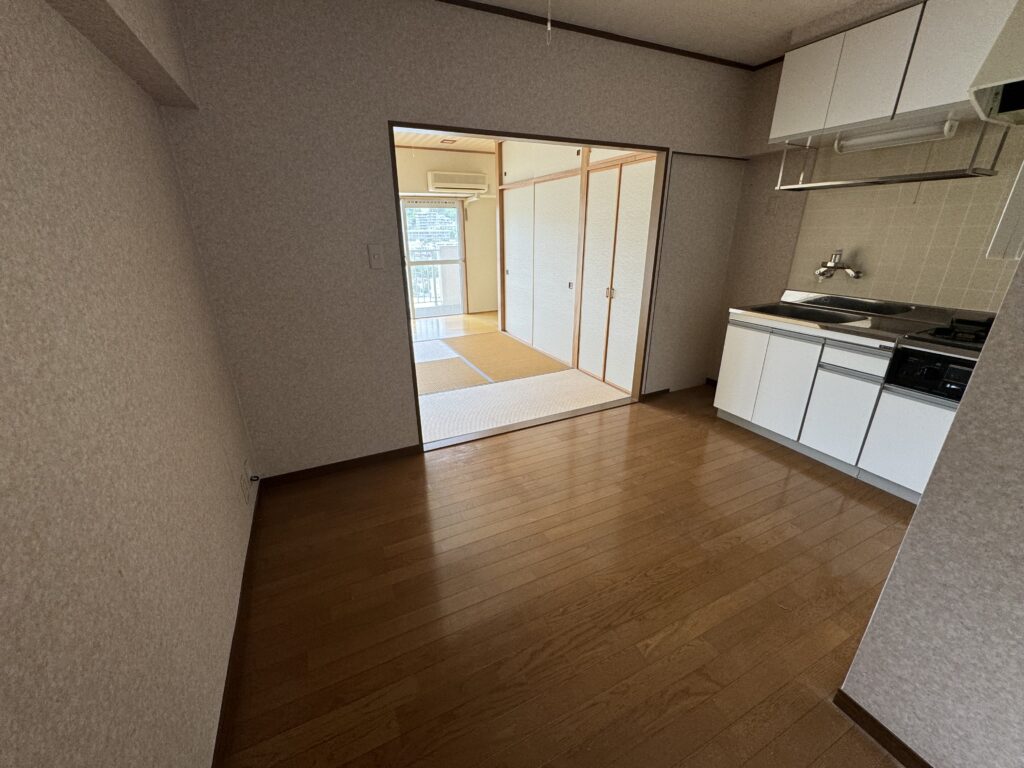 熱海市のマンション。リフォーム・売却前に残置物をすべて撤去し、スッキリした状態の室内。