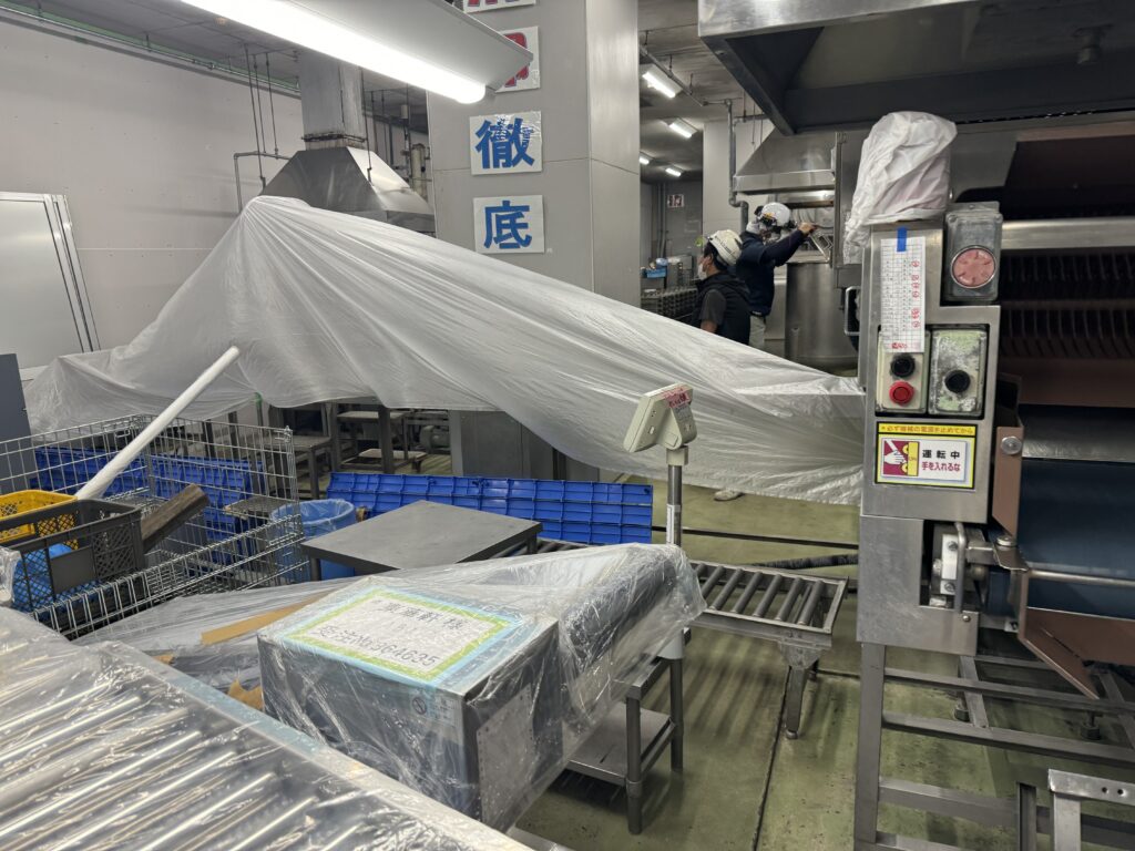 小田原市の食品工場にて、機械の解体・撤去前に衛生管理のための養生を徹底して行っている様子。
