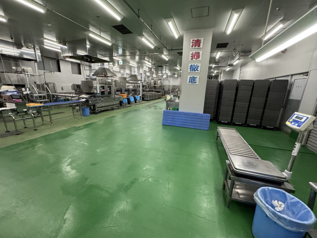 小田原市の工場にて、機械を撤去した後の床面を綺麗に洗浄し、床塗装で仕上げた様子