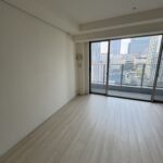 横浜市のマンション原状回復後の様子。新しく張り替えられた白いクロスと、補修を終えた綺麗なフローリングのお部屋。