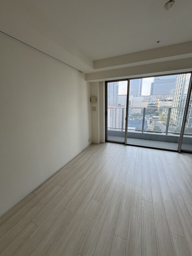 横浜市のマンション原状回復後の様子。新しく張り替えられた白いクロスと、補修を終えた綺麗なフローリングのお部屋。